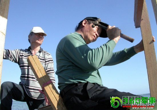 2007年，台湾台南柯志达和江苏陈方在黄岩岛上建造操作平台